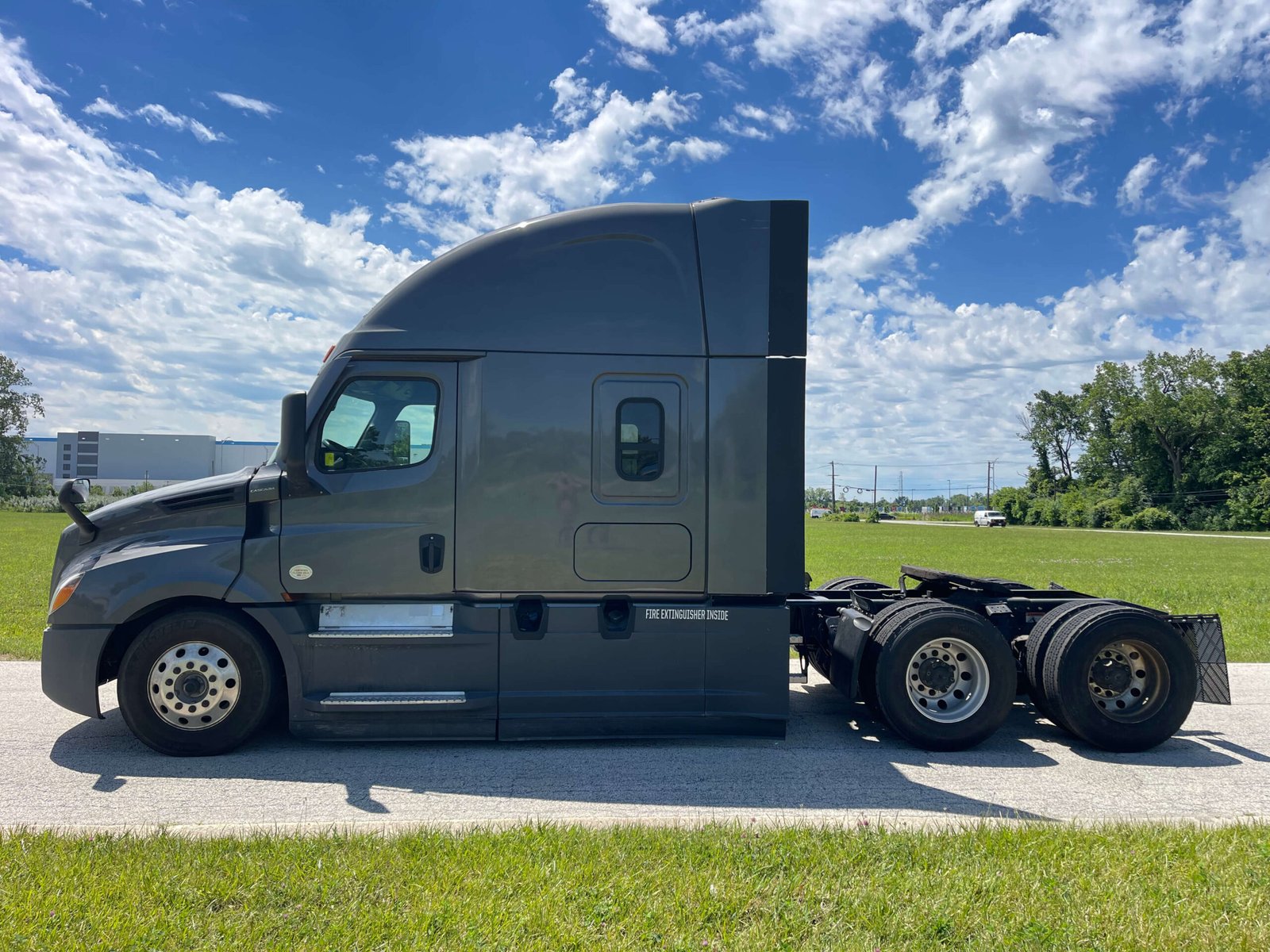 
								2022 Freightliner Cascadia full									