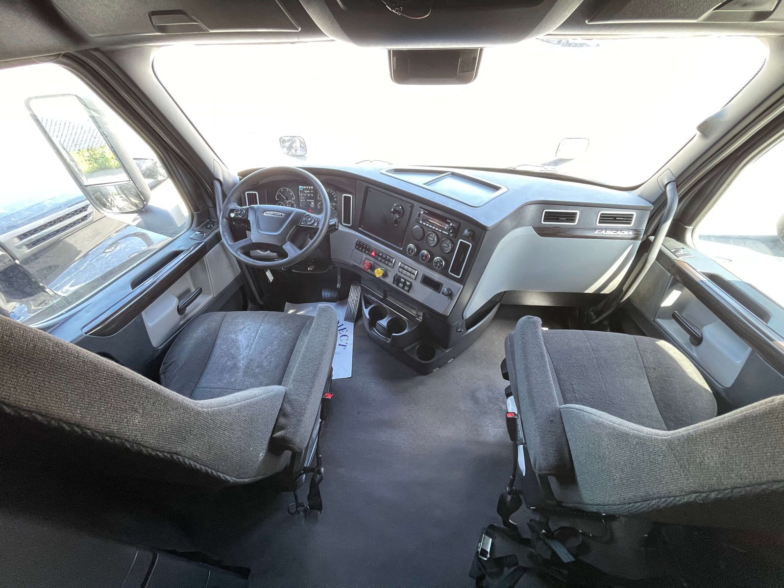 
								2022 Freightliner Cascadia full									