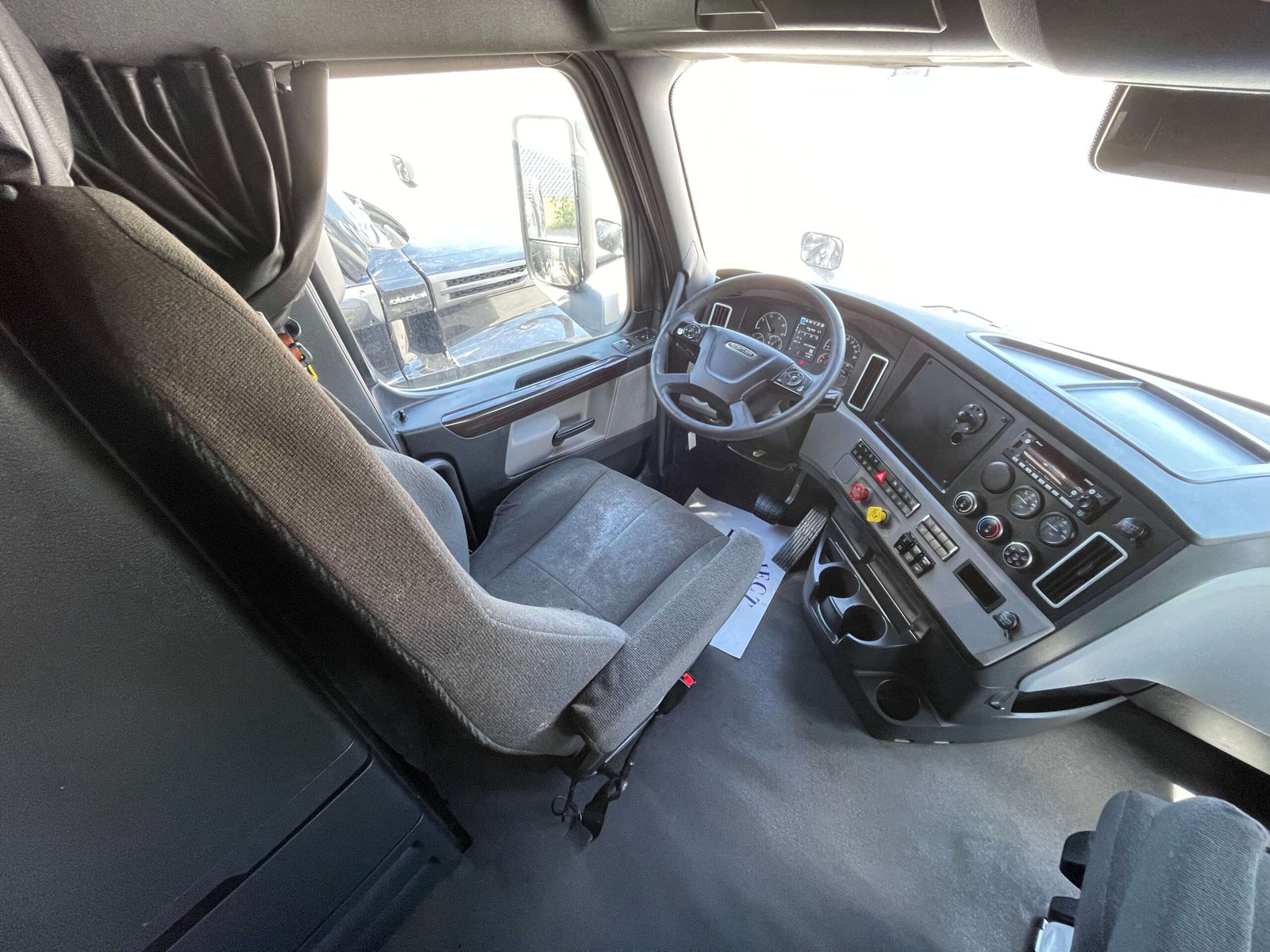 
								2022 Freightliner Cascadia full									