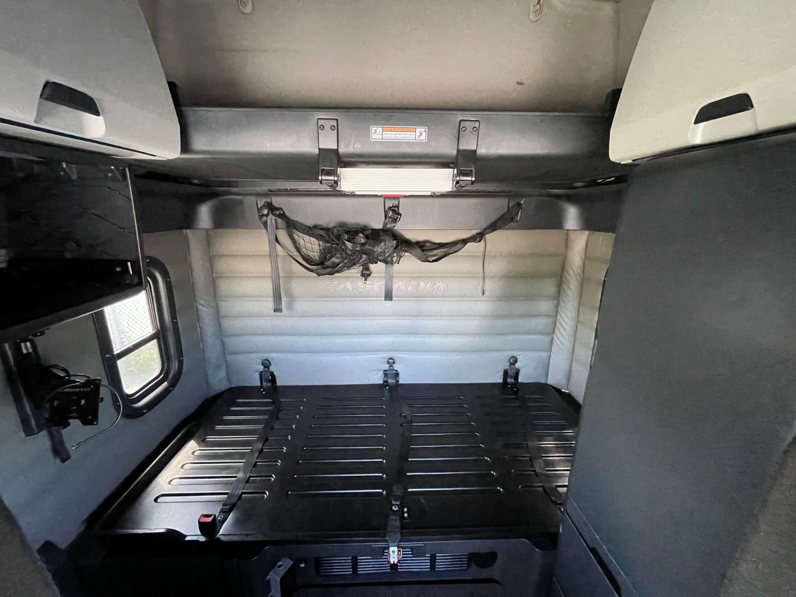 
								2022 Freightliner Cascadia full									