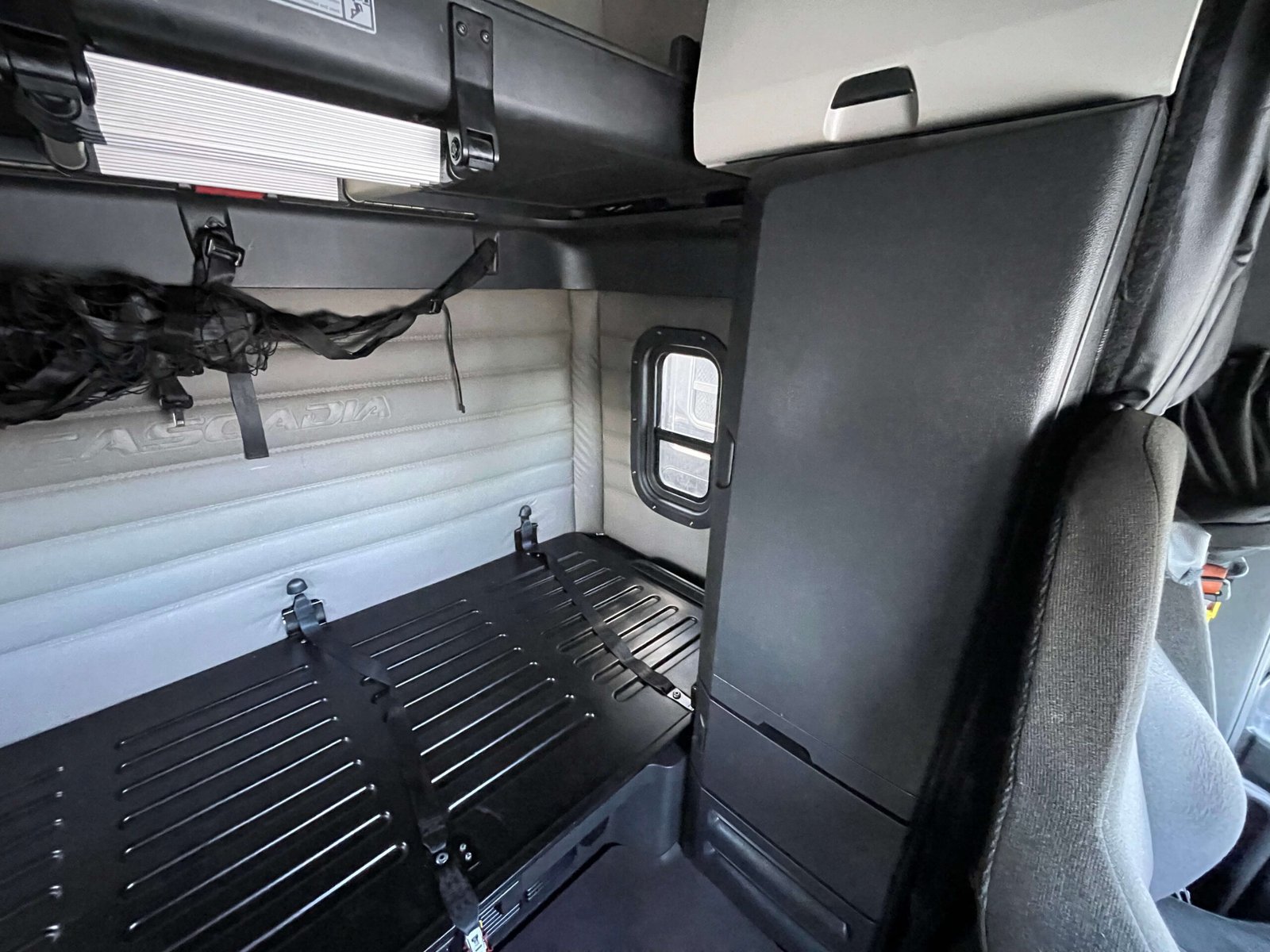 
								2022 Freightliner Cascadia full									