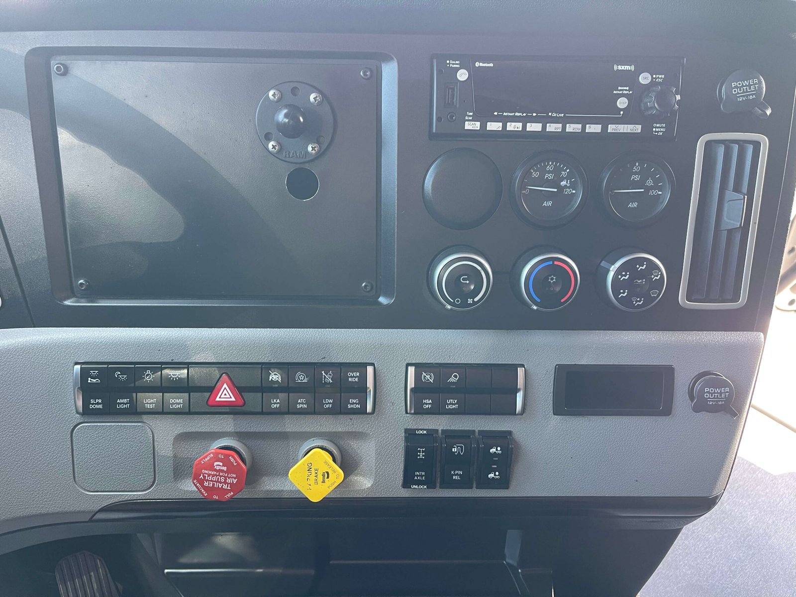 
								2022 Freightliner Cascadia full									