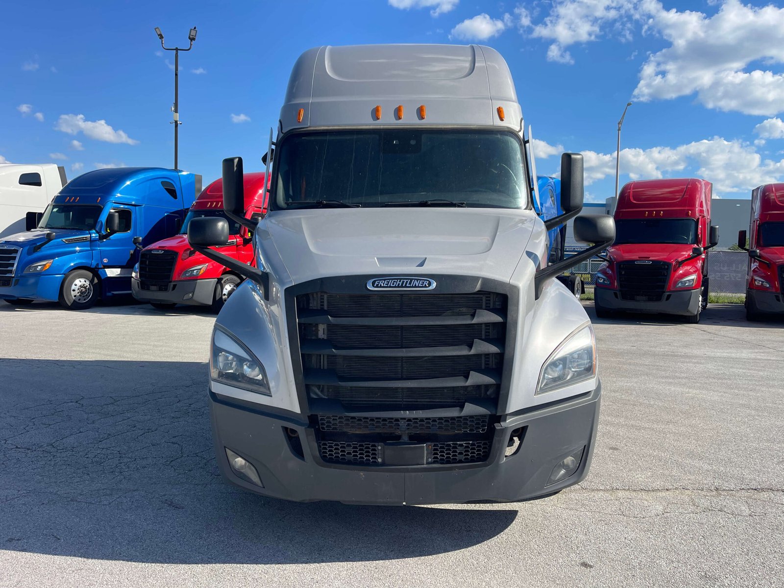 
								2022 Freightliner Cascadia full									