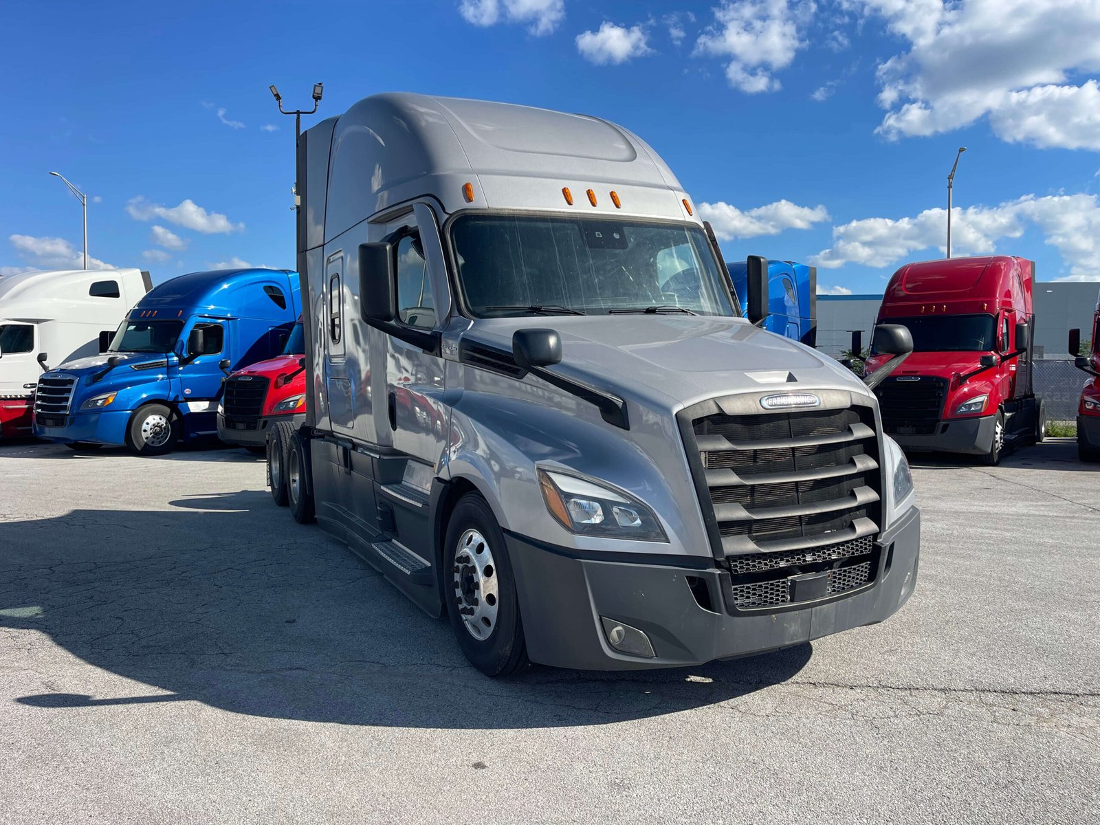 
								2022 Freightliner Cascadia full									