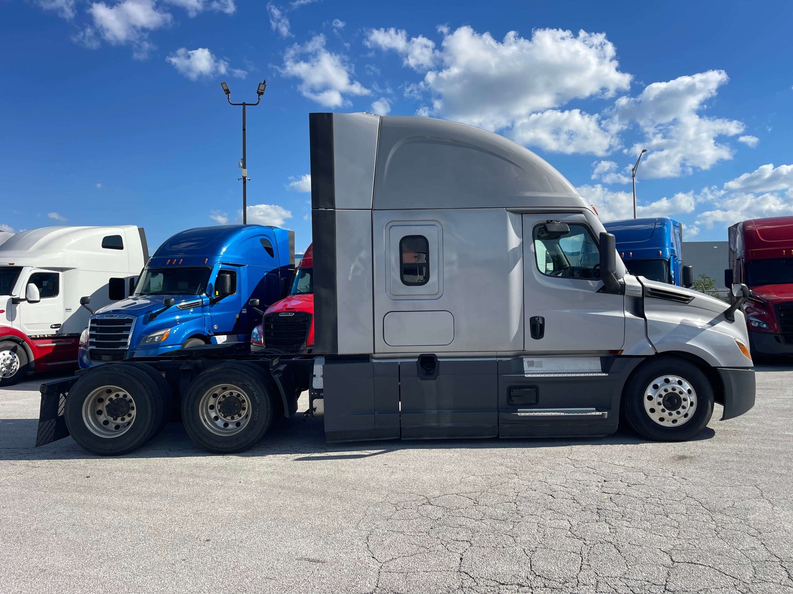 
								2022 Freightliner Cascadia full									