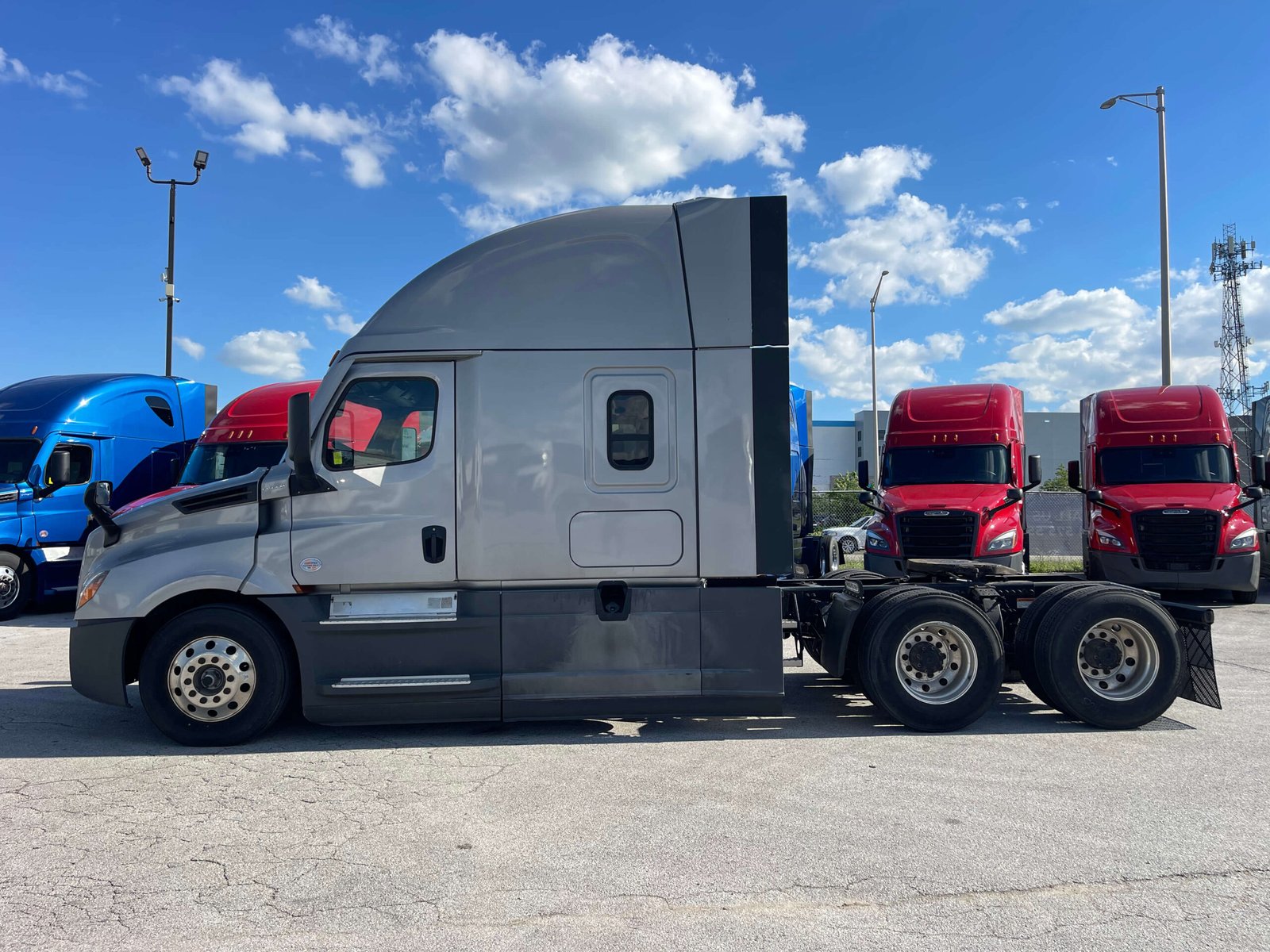 
								2022 Freightliner Cascadia full									