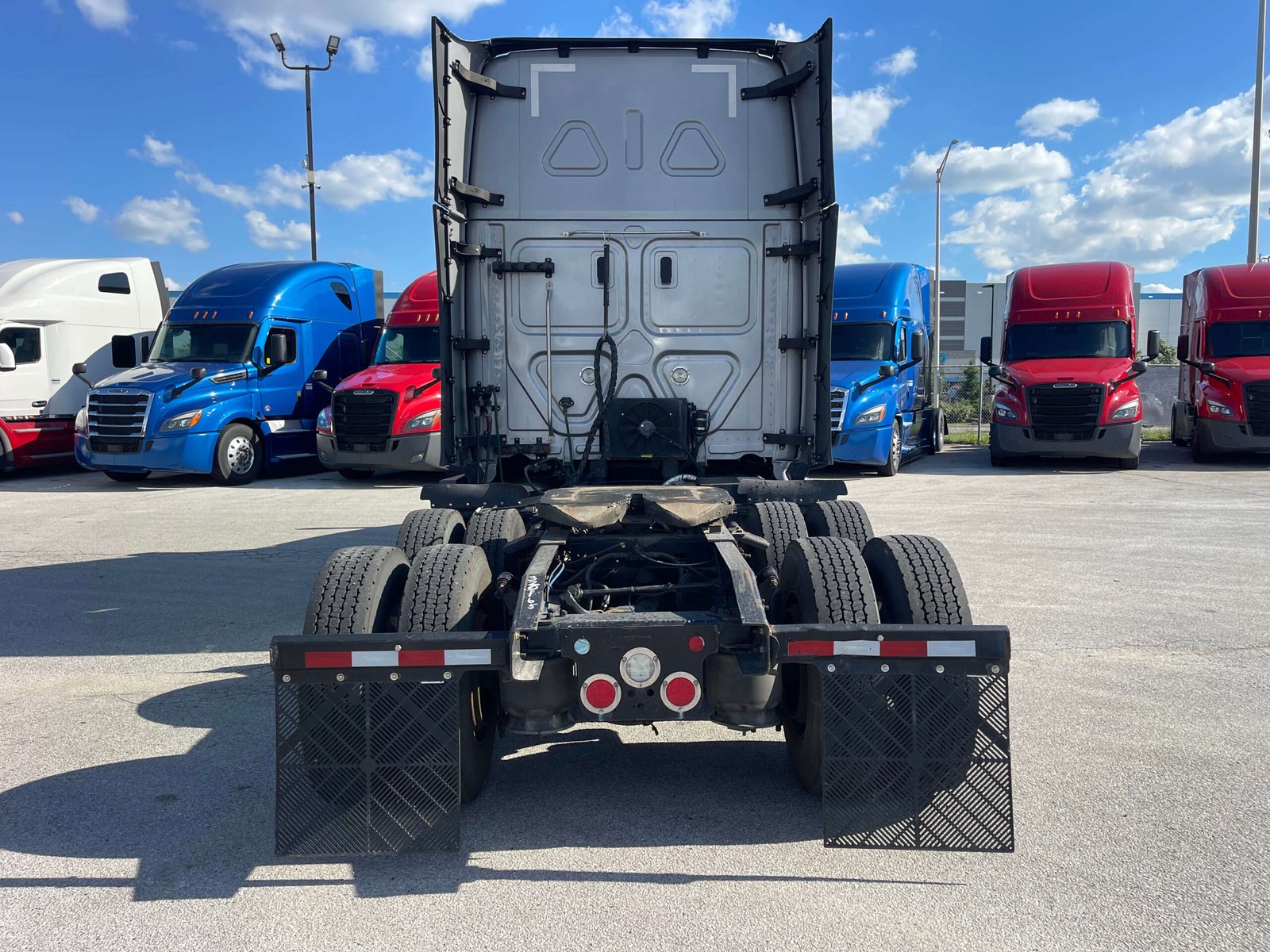 
								2022 Freightliner Cascadia full									