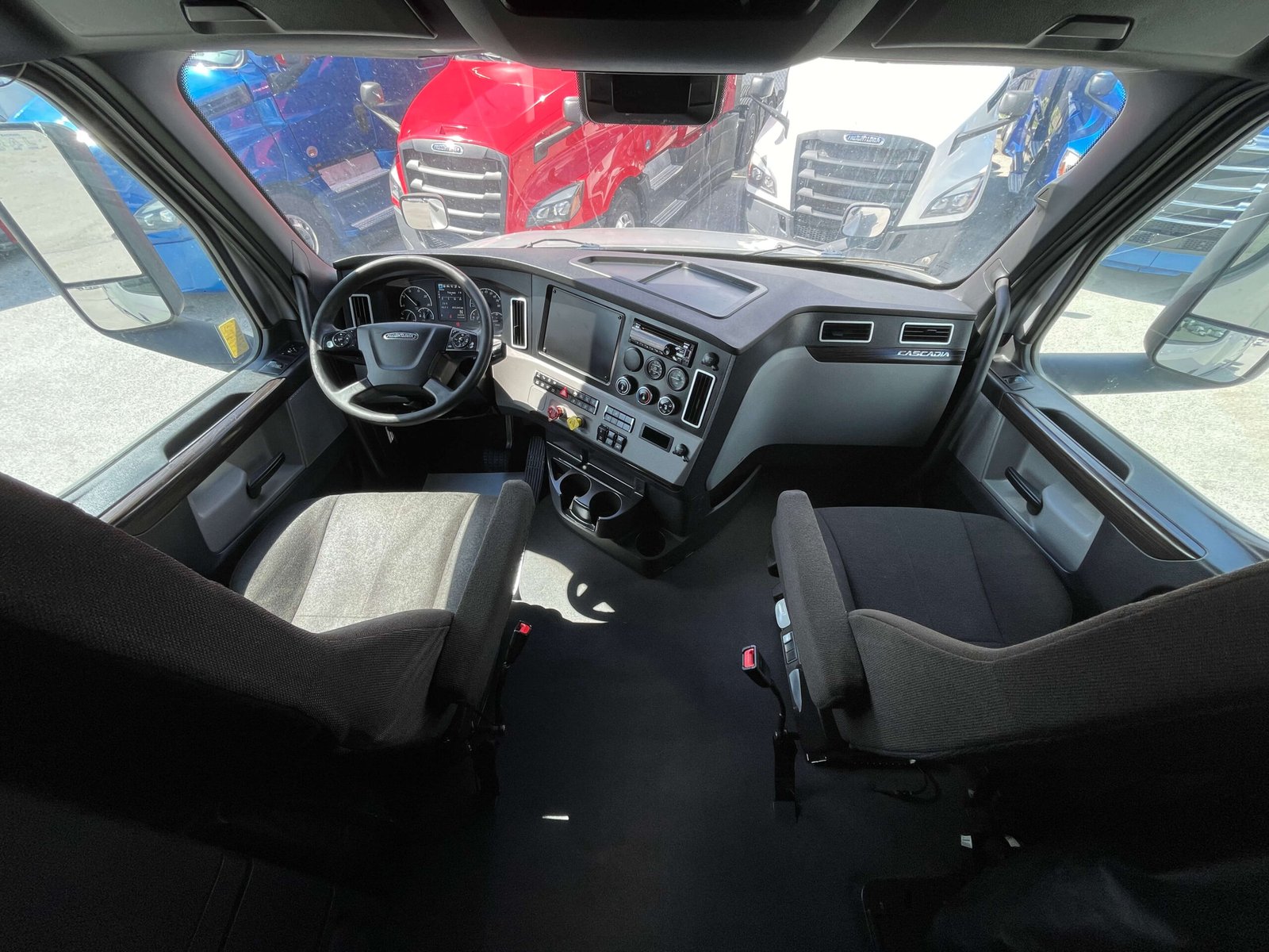 
								2022 Freightliner Cascadia full									
