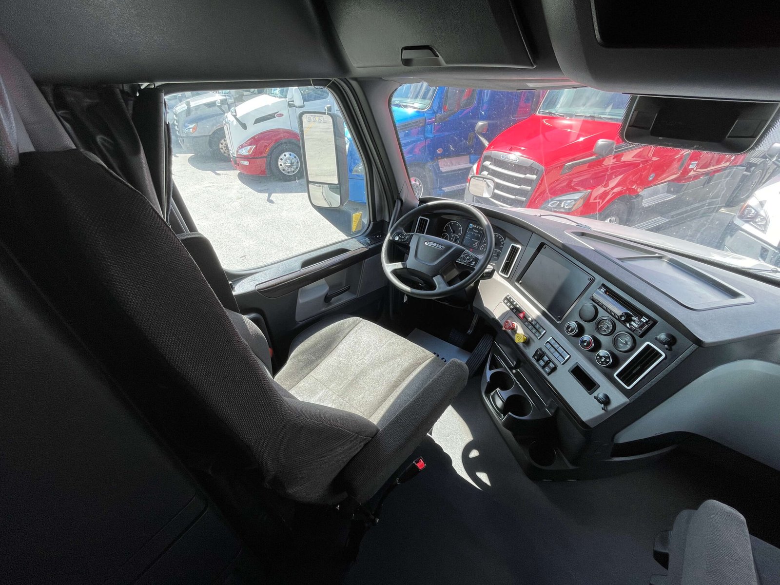
								2022 Freightliner Cascadia full									