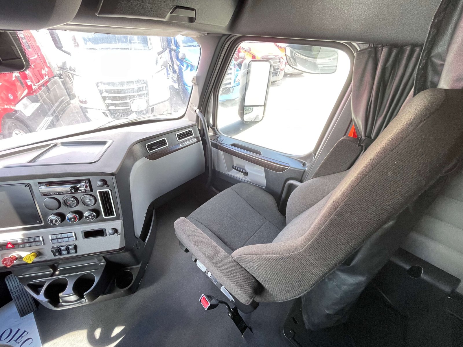 
								2022 Freightliner Cascadia full									