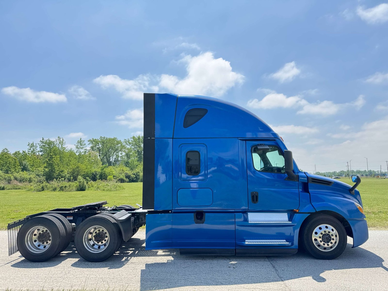 
								2022 Freightliner Cascadia full									