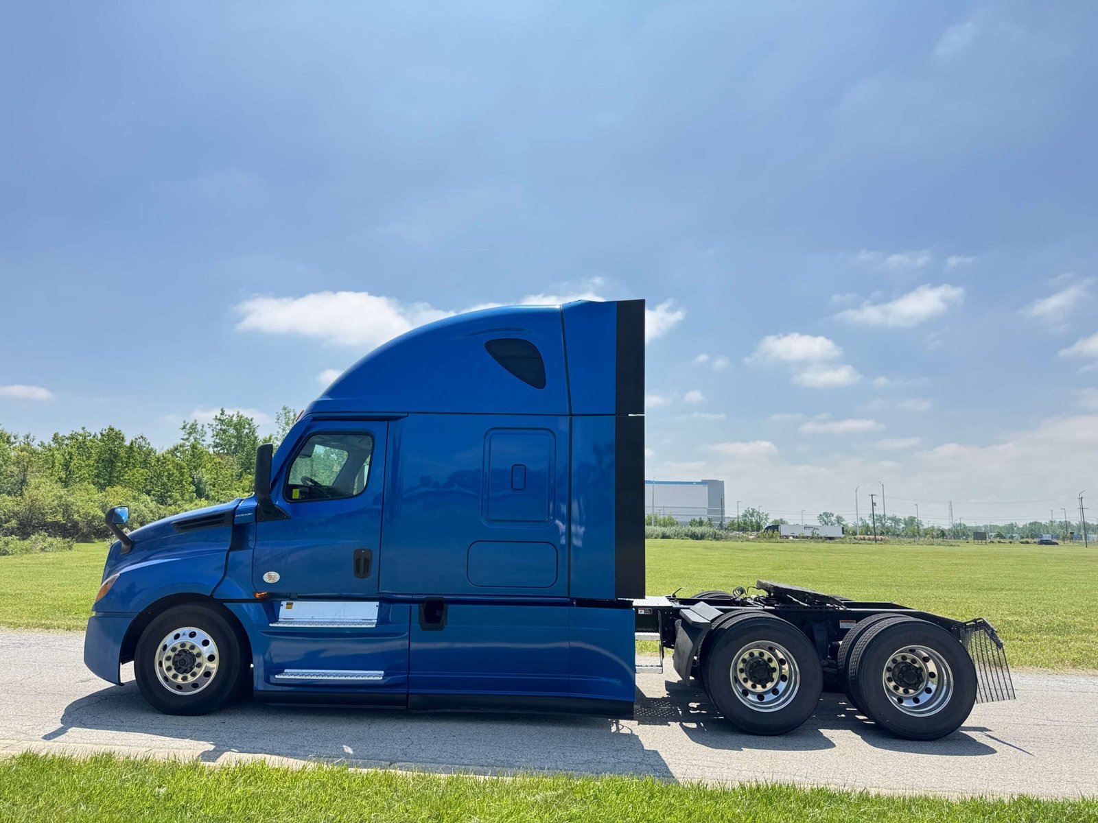 
								2022 Freightliner Cascadia full									