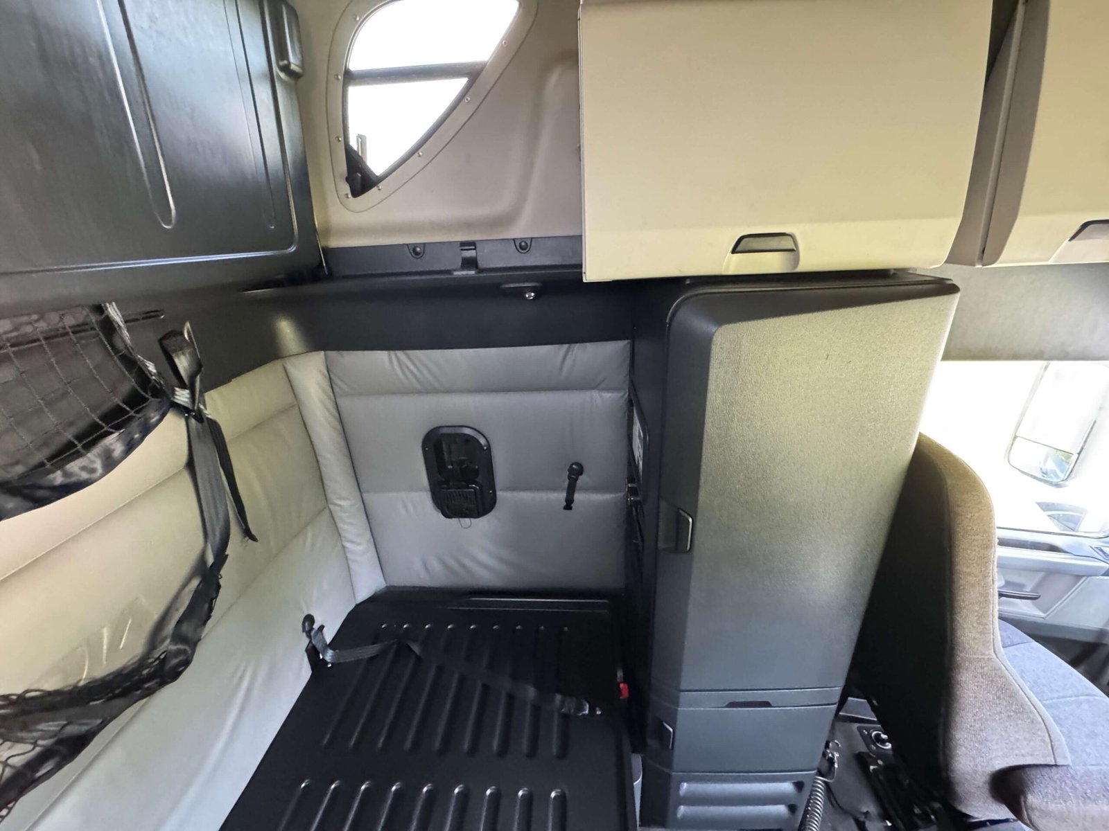 
								2022 Freightliner Cascadia full									