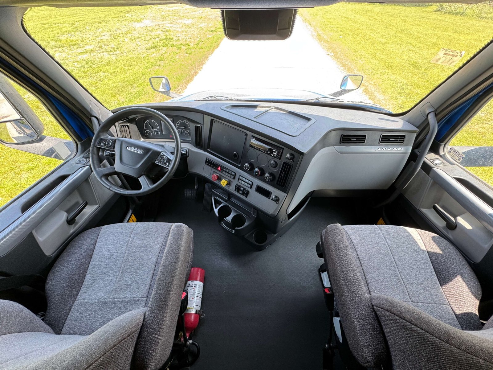 
								2022 Freightliner Cascadia full									