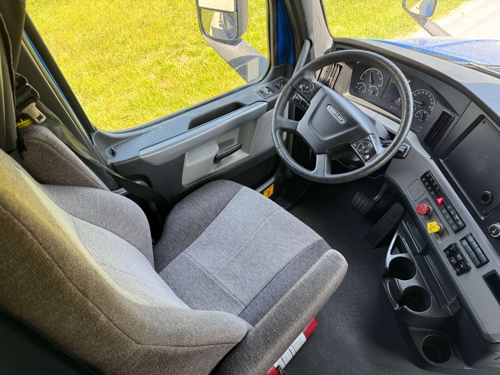 
								2022 Freightliner Cascadia full									