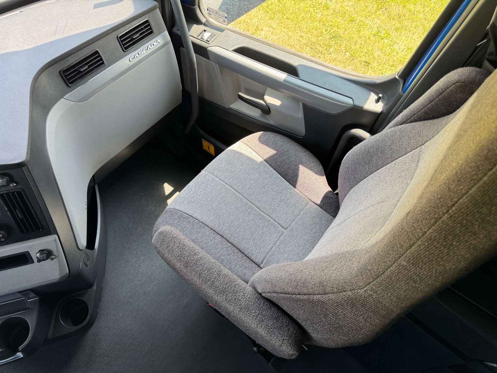 
								2022 Freightliner Cascadia full									
