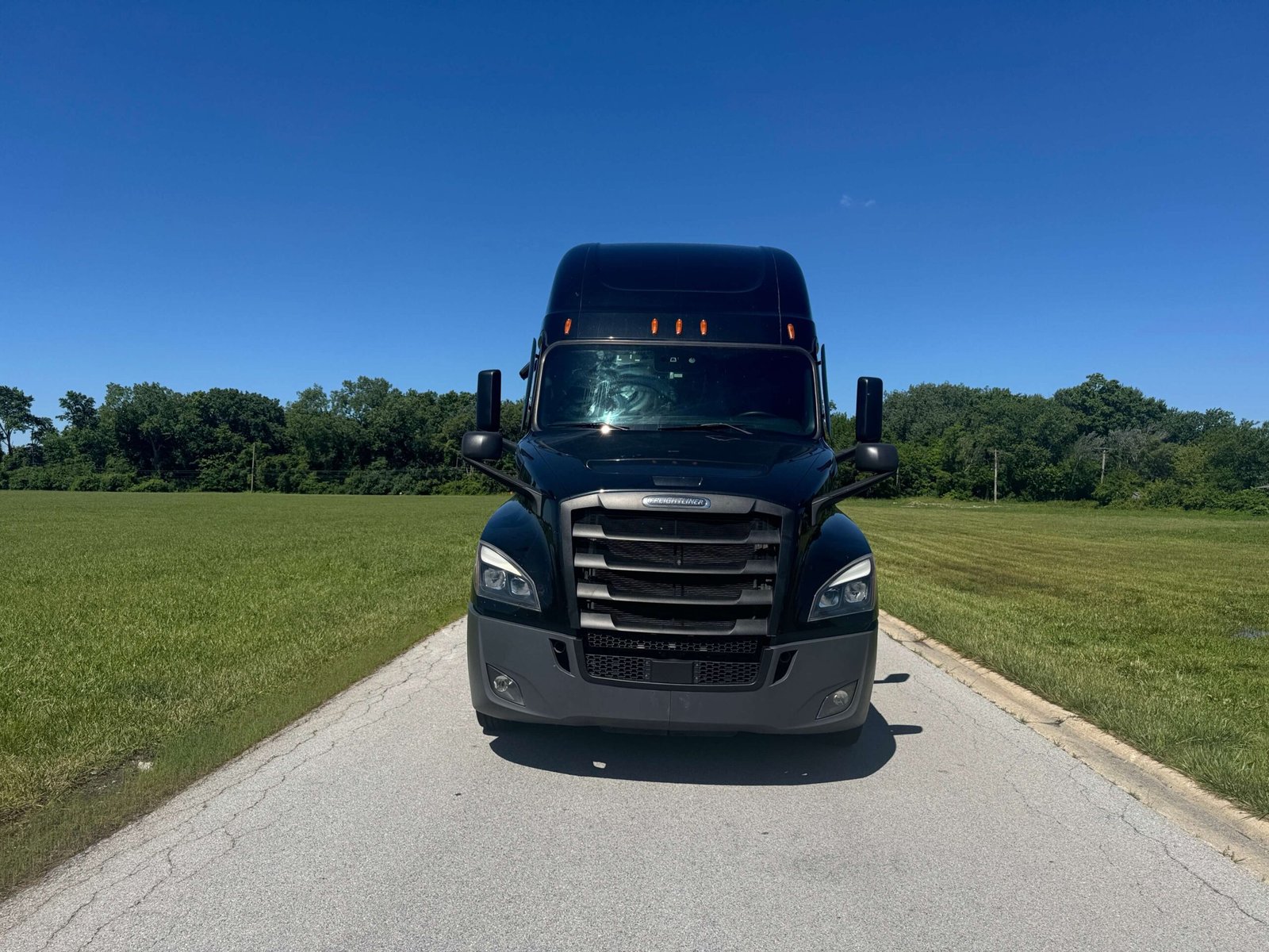 
								2022 Freightliner Cascadia full									