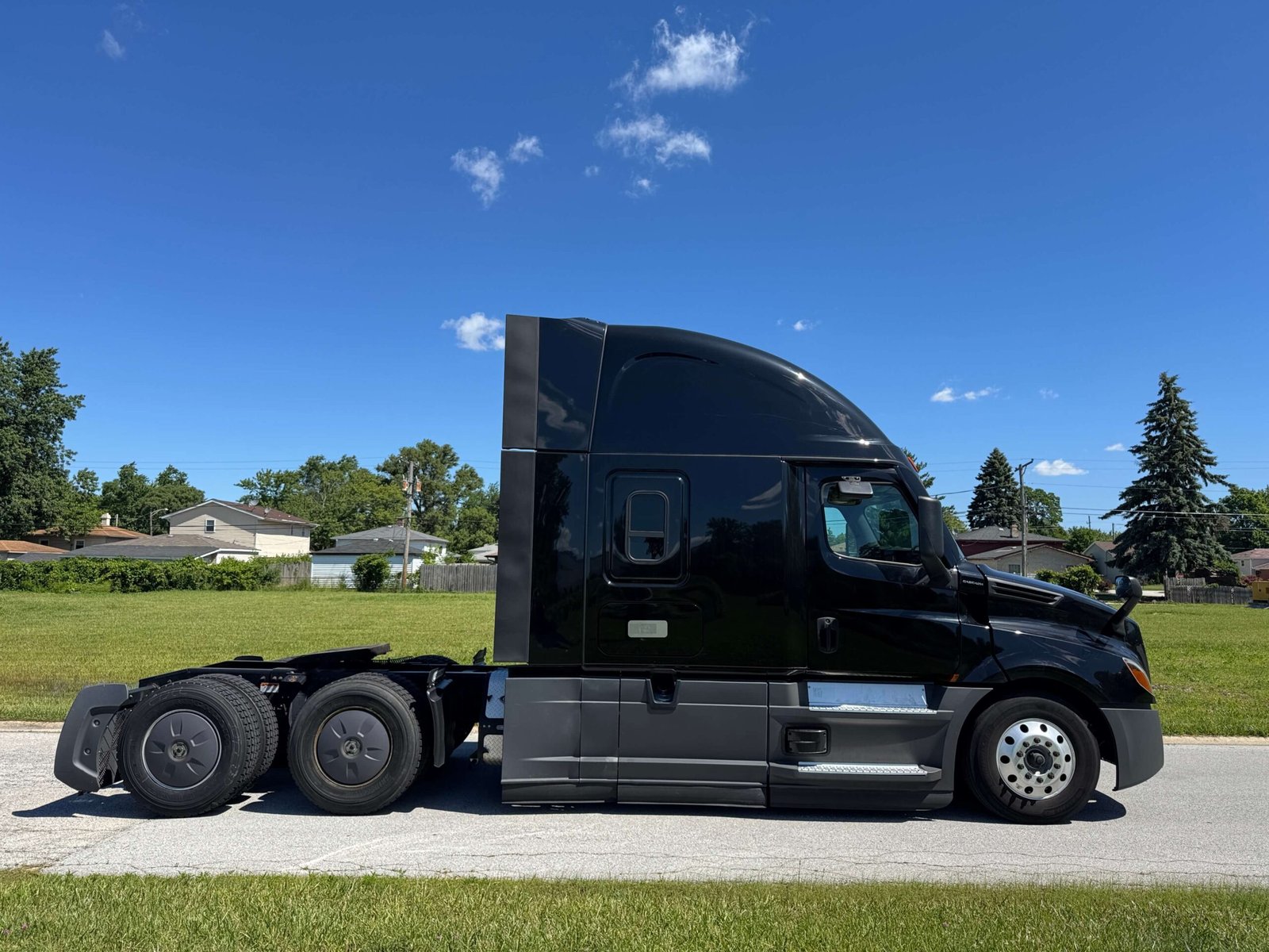 
								2022 Freightliner Cascadia full									