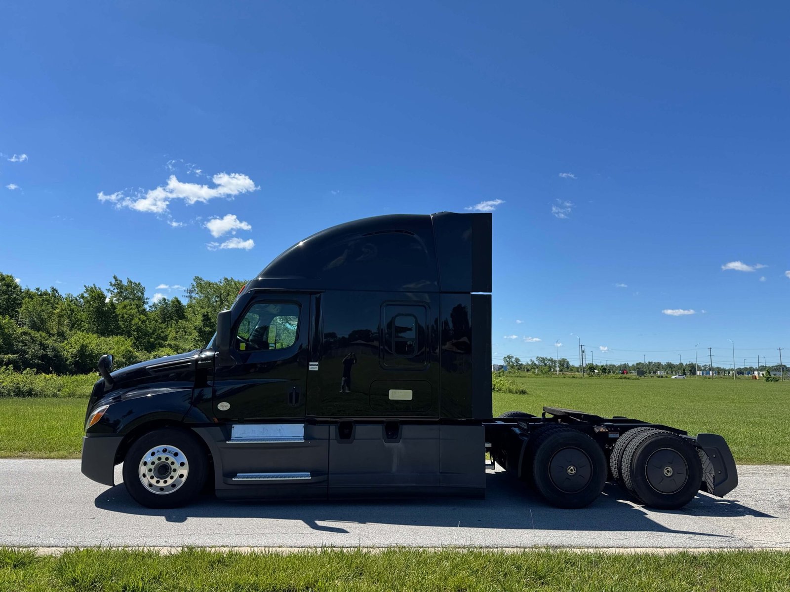 
								2022 Freightliner Cascadia full									