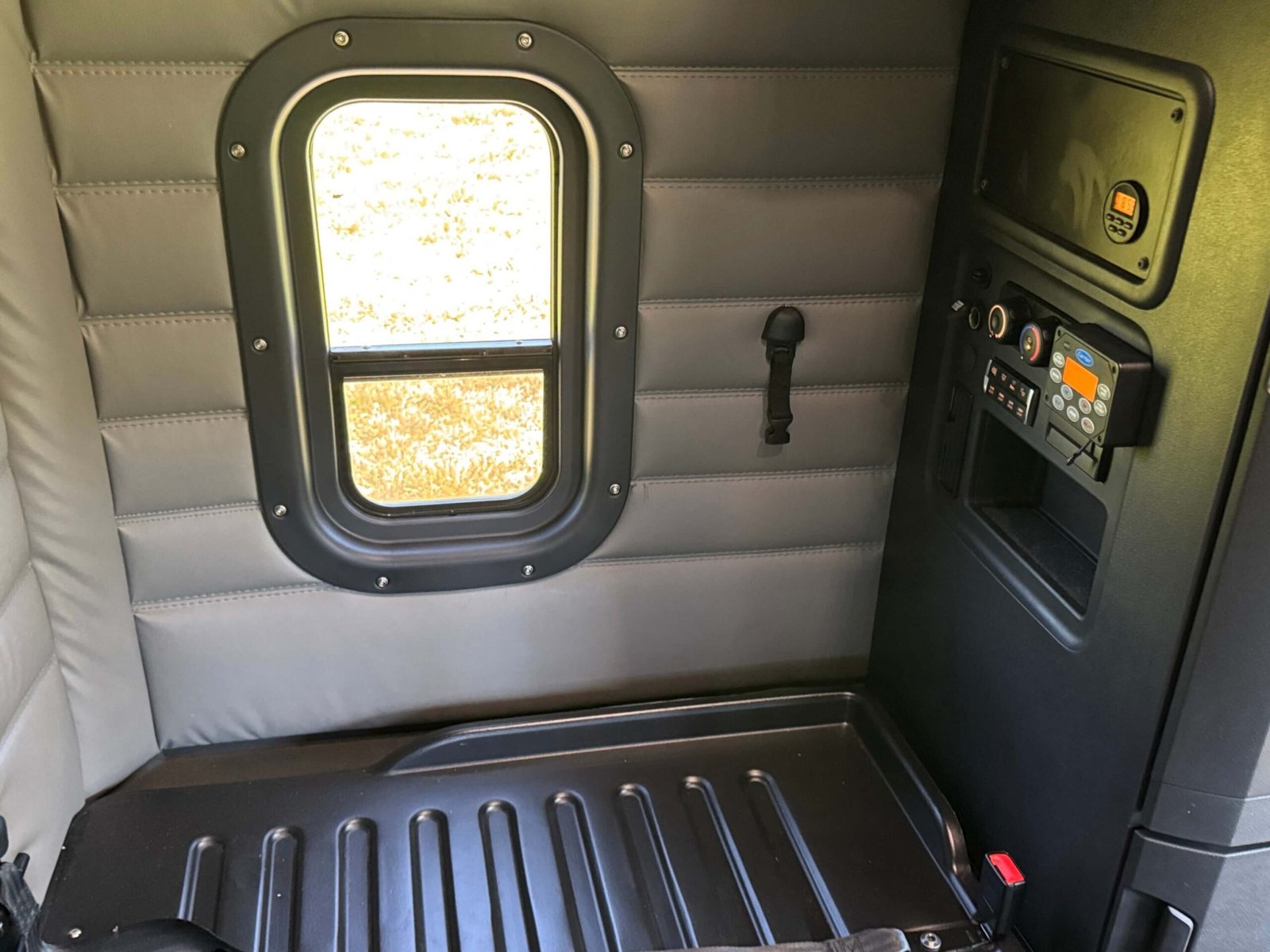 
								2022 Freightliner Cascadia full									