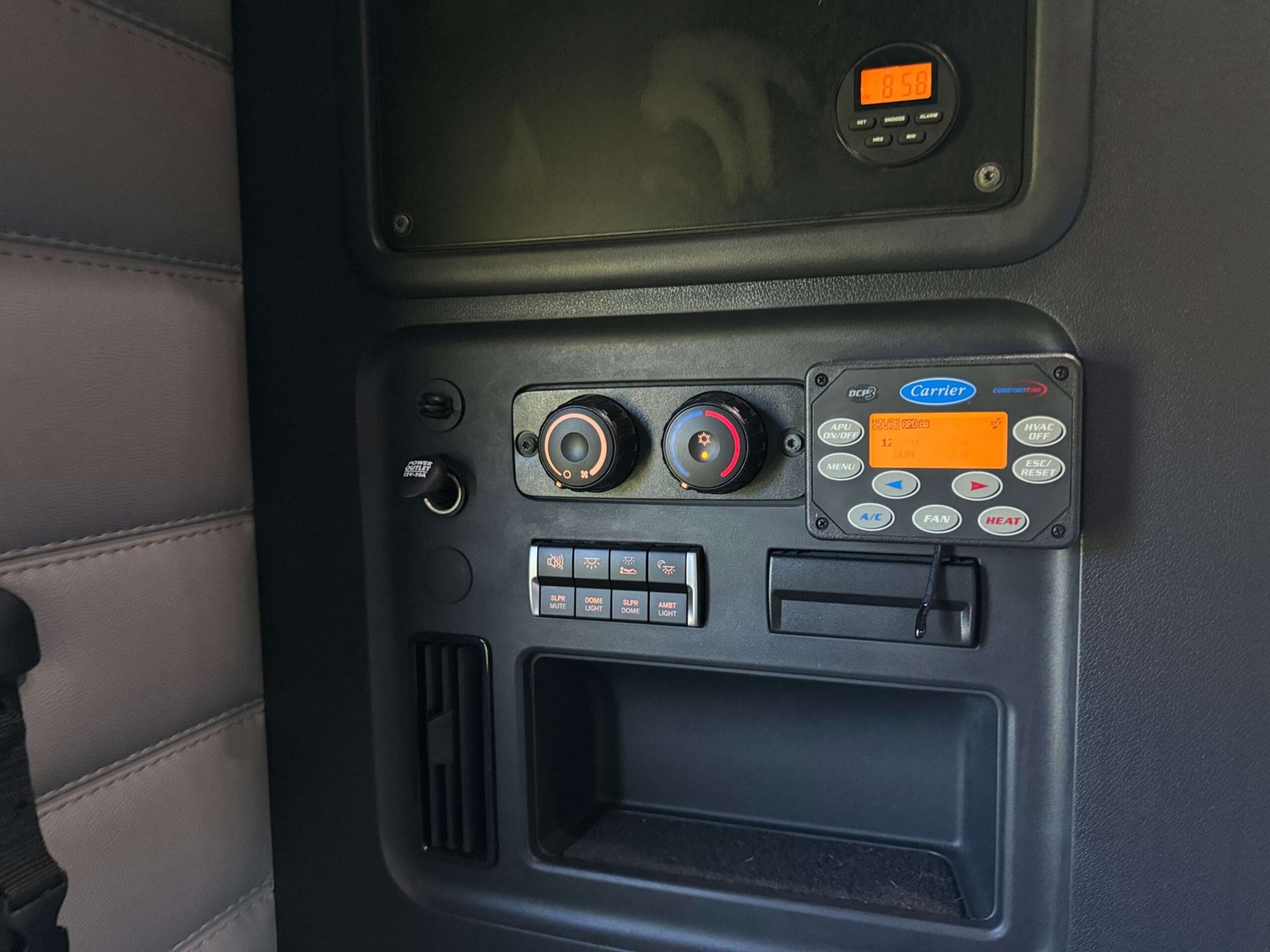 
								2022 Freightliner Cascadia full									