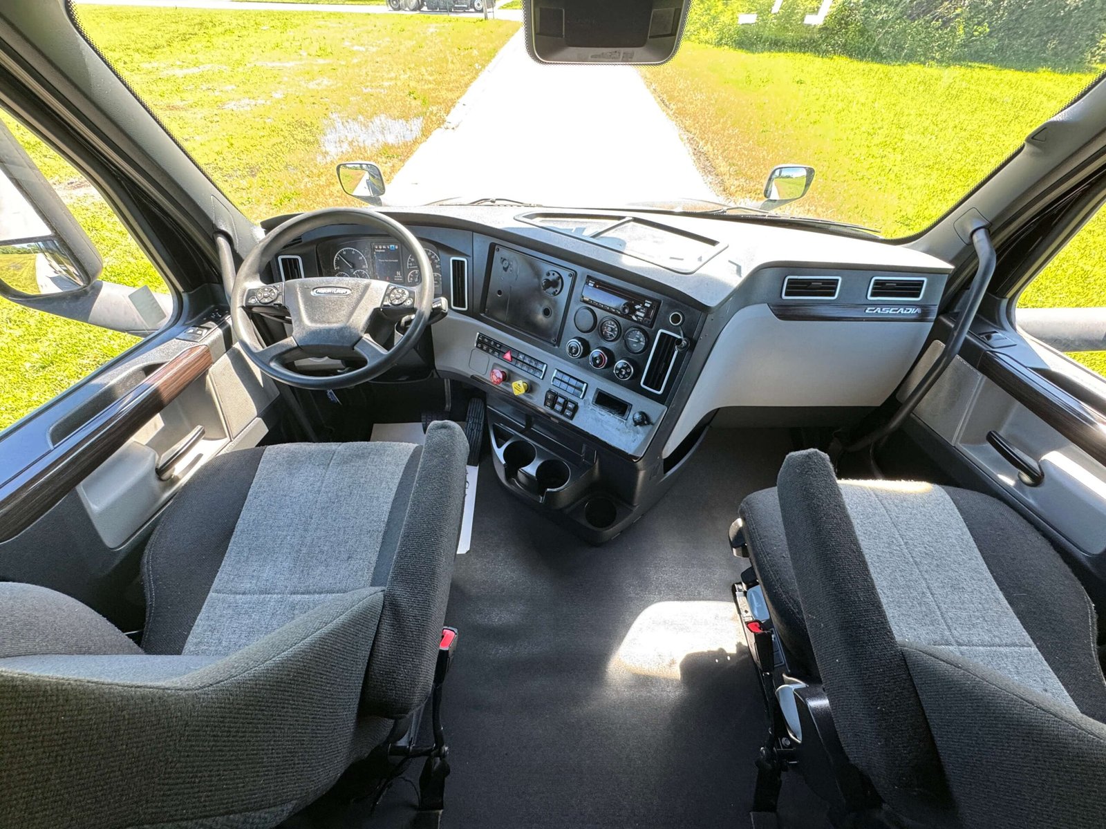 
								2022 Freightliner Cascadia full									