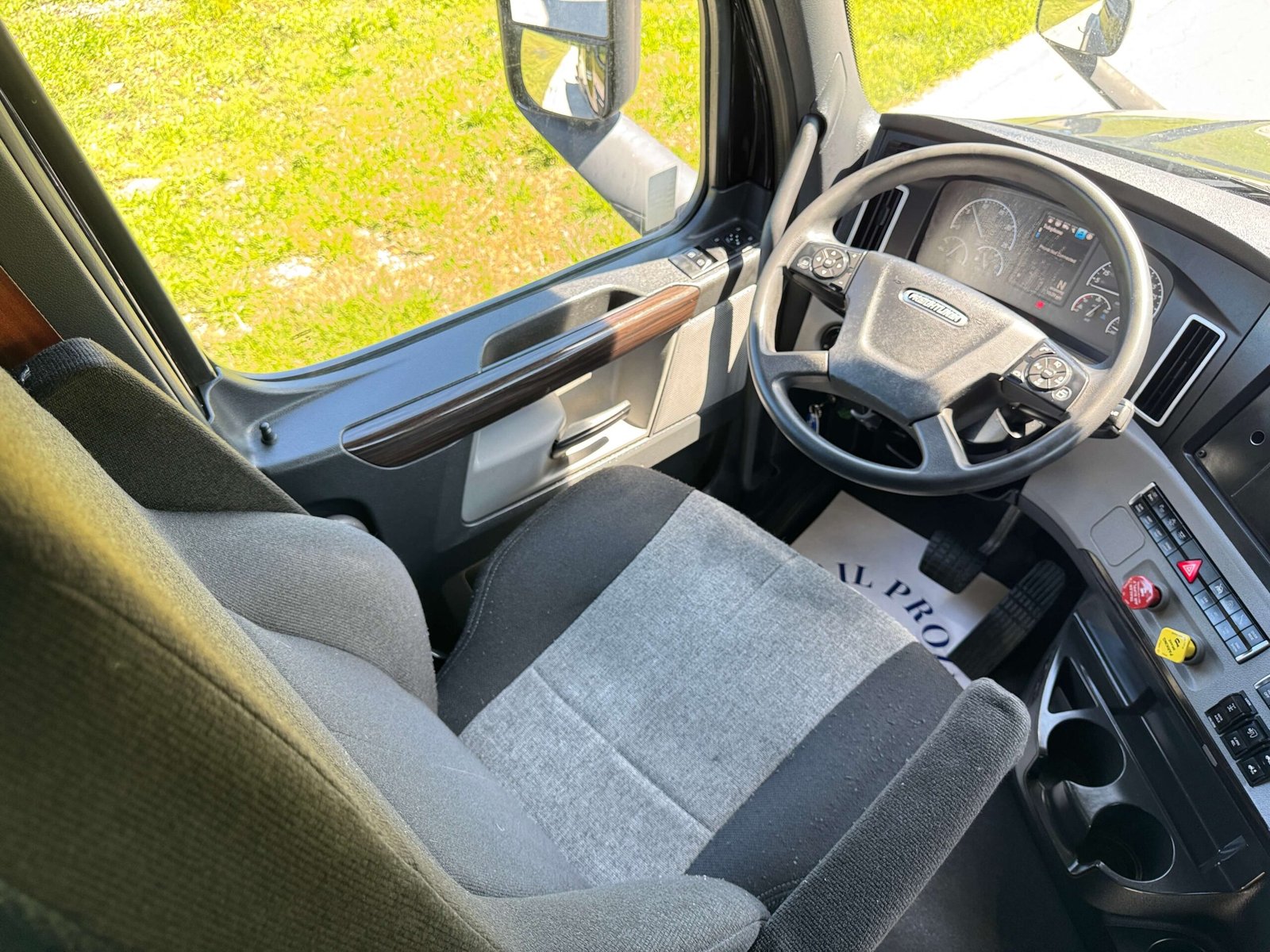 
								2022 Freightliner Cascadia full									