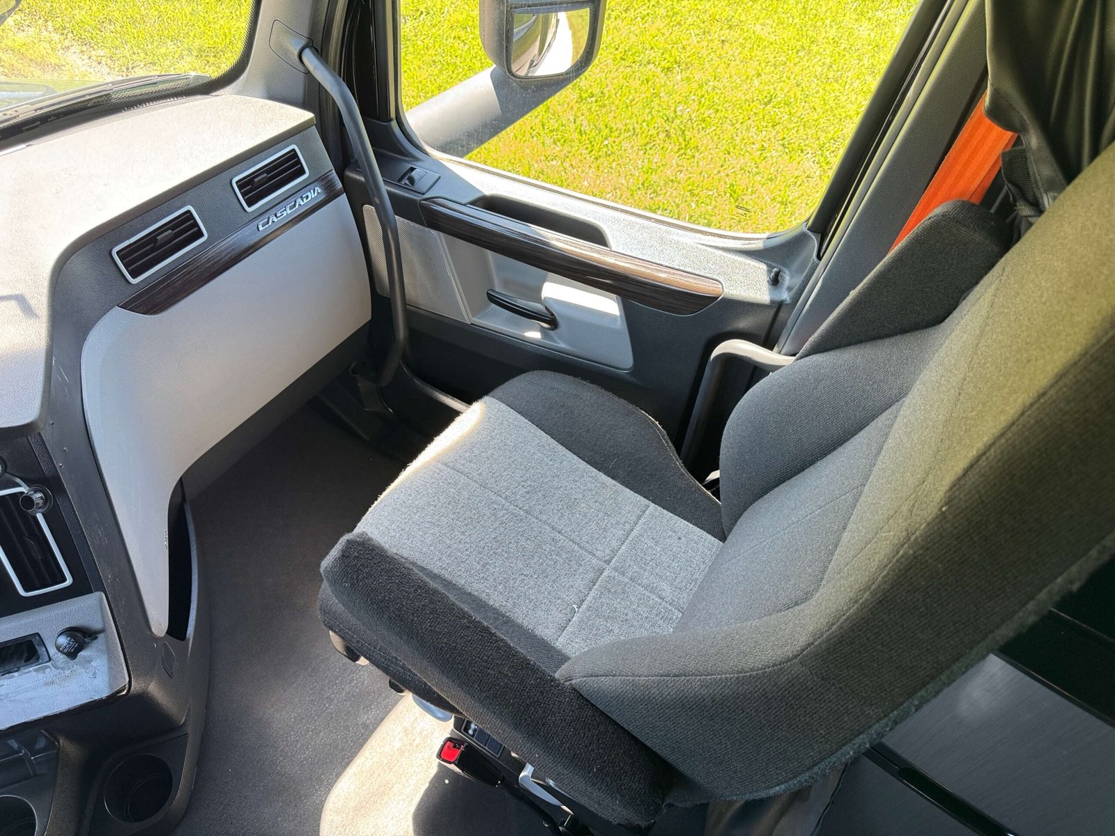 
								2022 Freightliner Cascadia full									