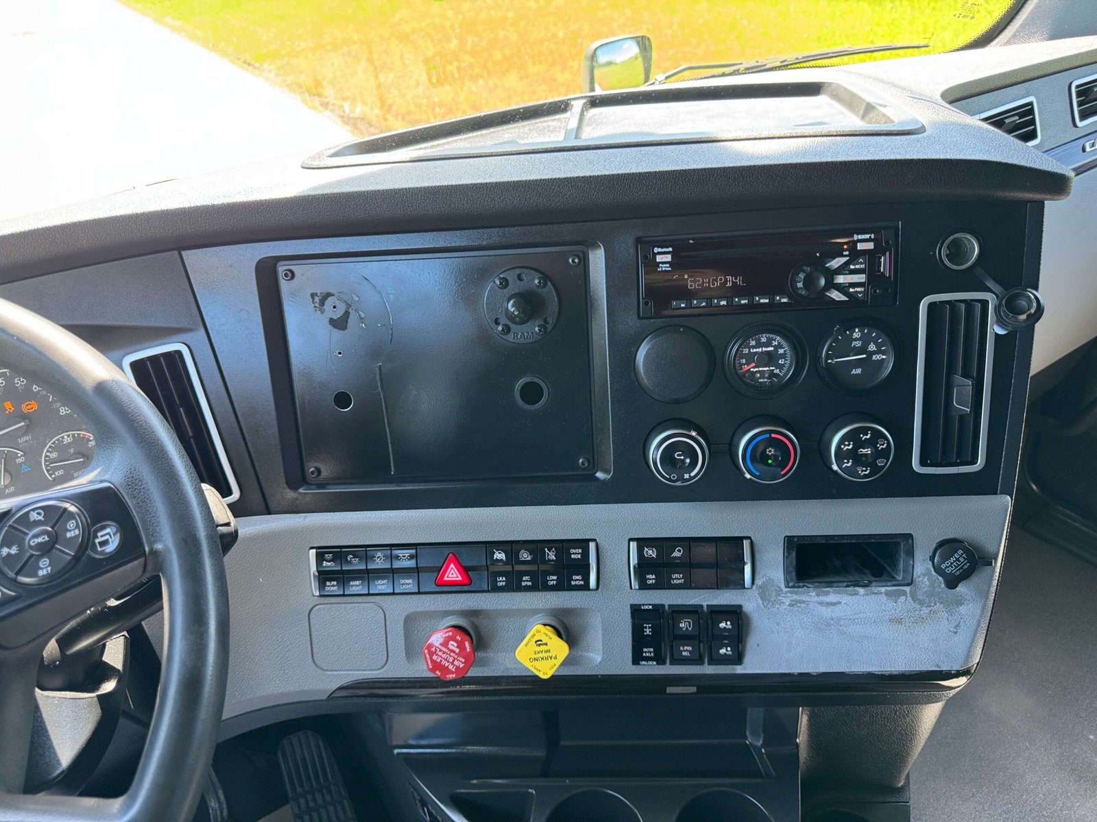 
								2022 Freightliner Cascadia full									