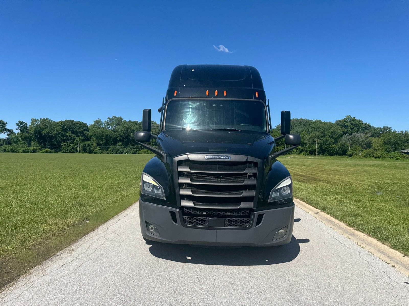 
								2022 Freightliner Cascadia full									
