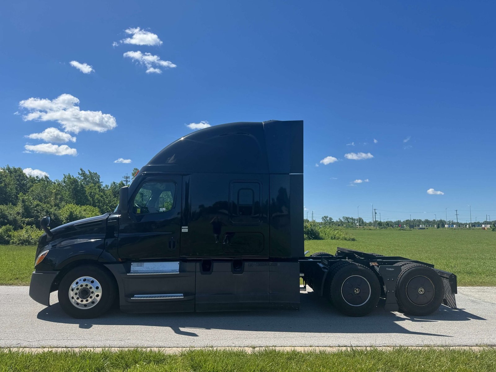 
								2022 Freightliner Cascadia full									
