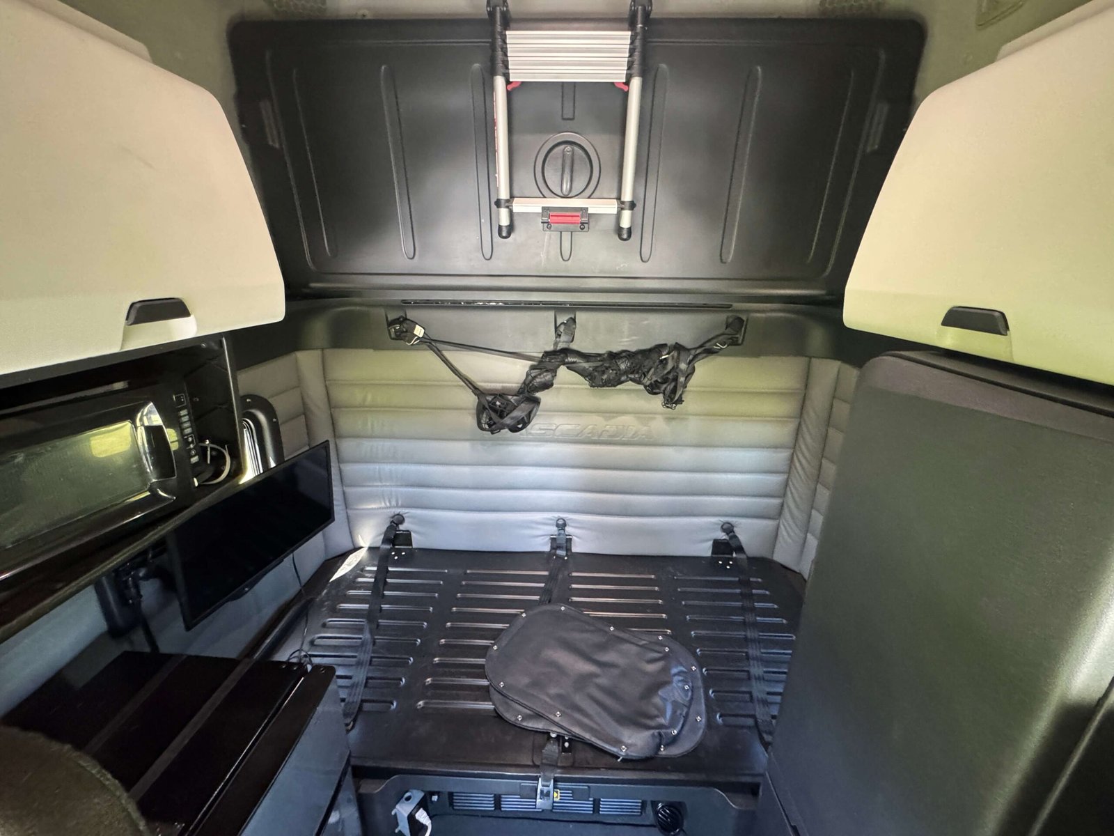 
								2022 Freightliner Cascadia full									