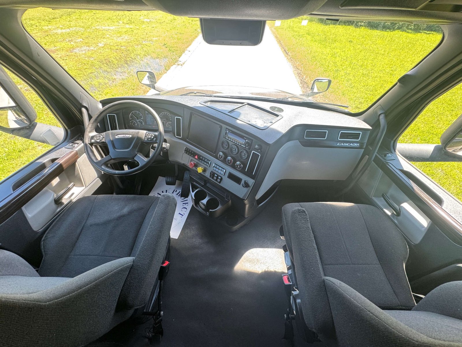 
								2022 Freightliner Cascadia full									