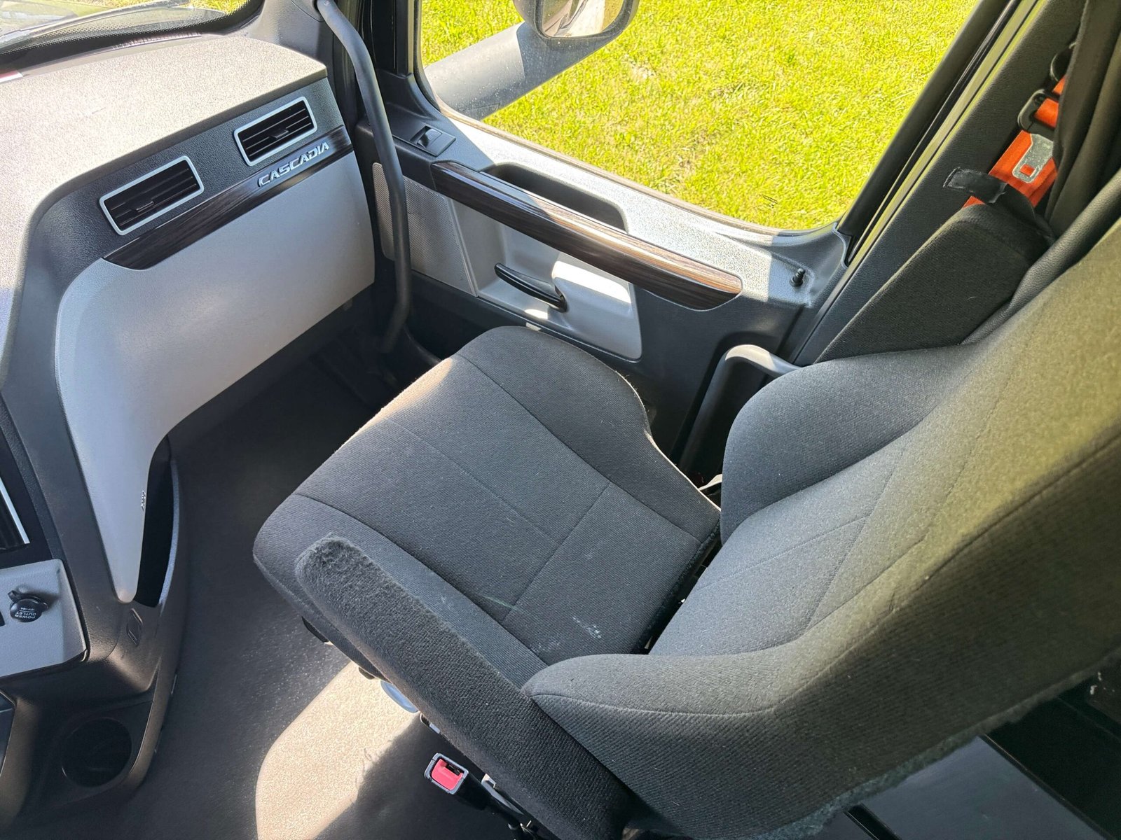 
								2022 Freightliner Cascadia full									