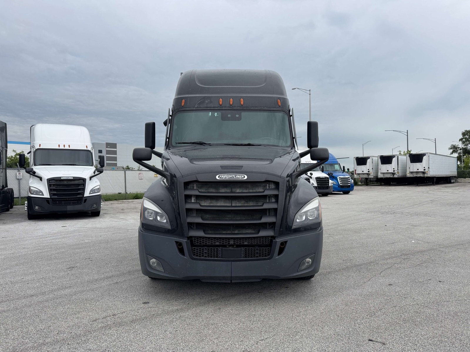 
								2022 Freightliner Cascadia full									