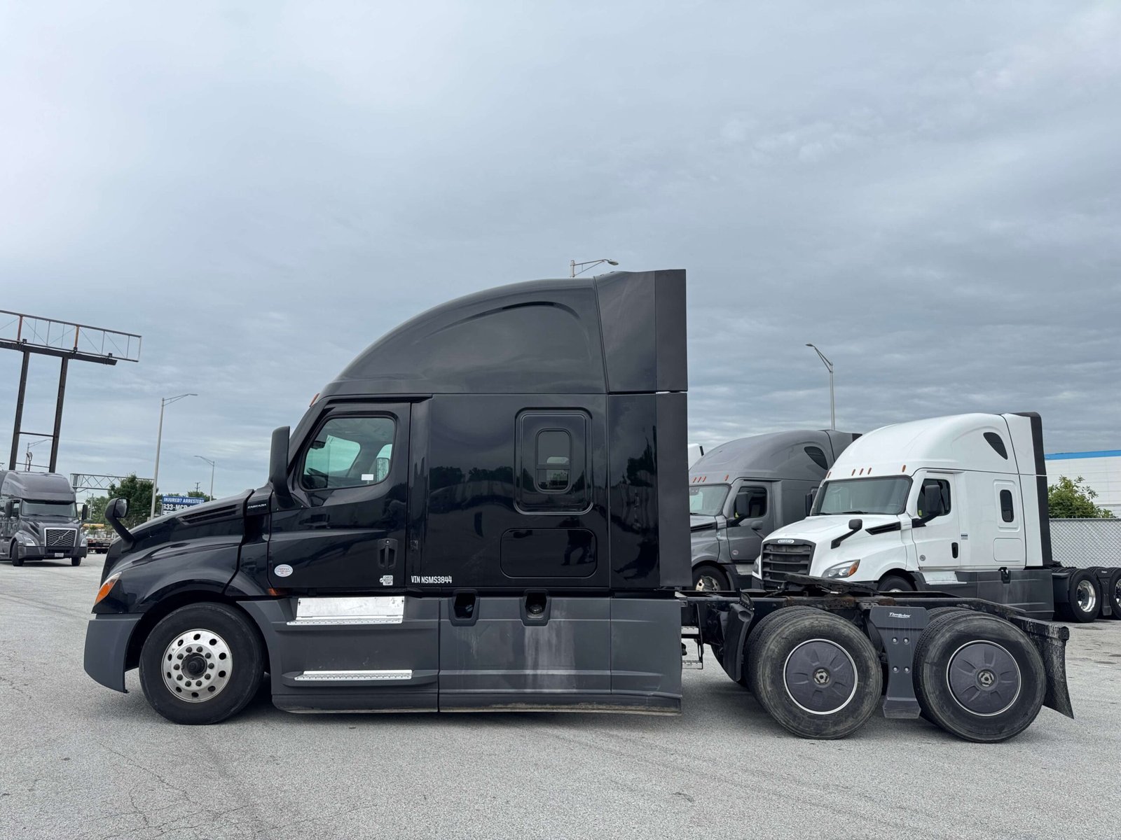 
								2022 Freightliner Cascadia full									