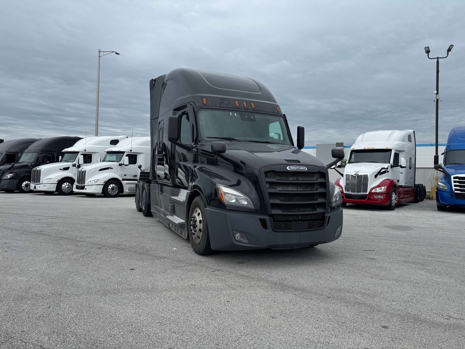 
								2022 Freightliner Cascadia full									