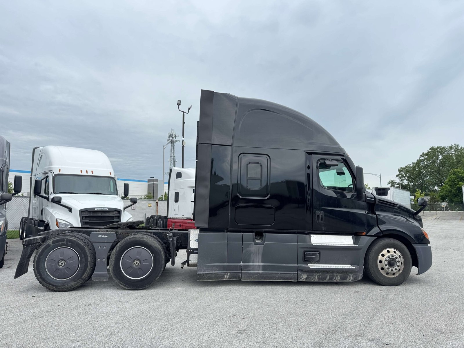
								2022 Freightliner Cascadia full									
