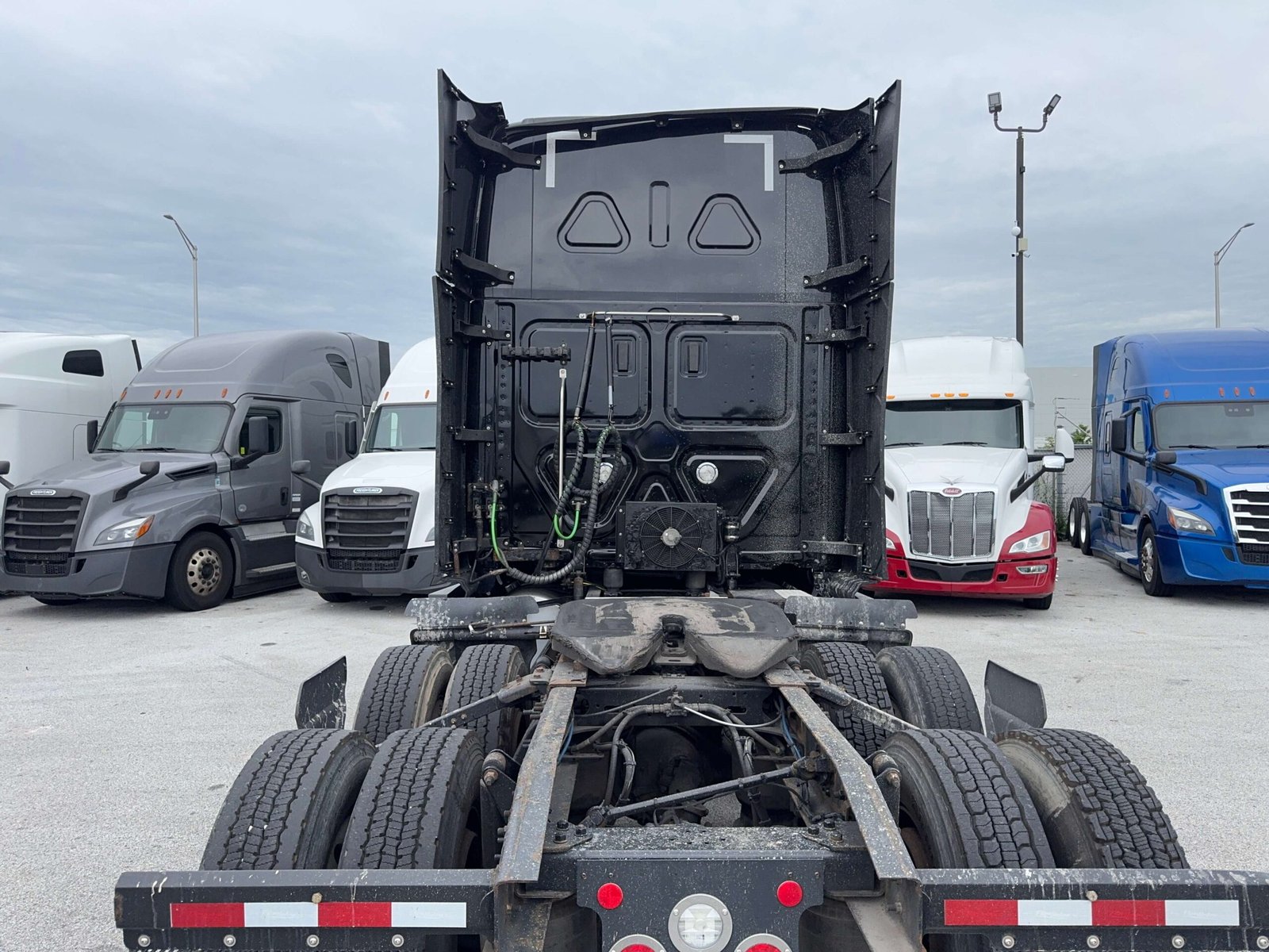 
								2022 Freightliner Cascadia full									