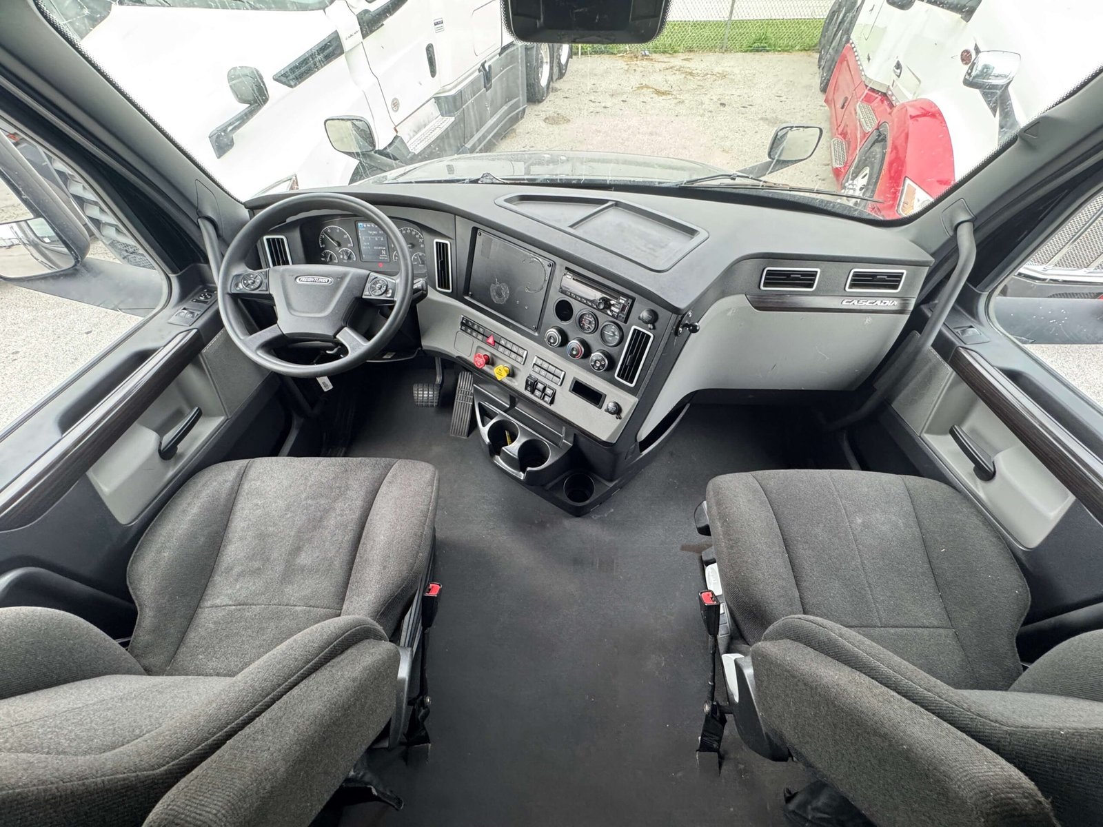 
								2022 Freightliner Cascadia full									
