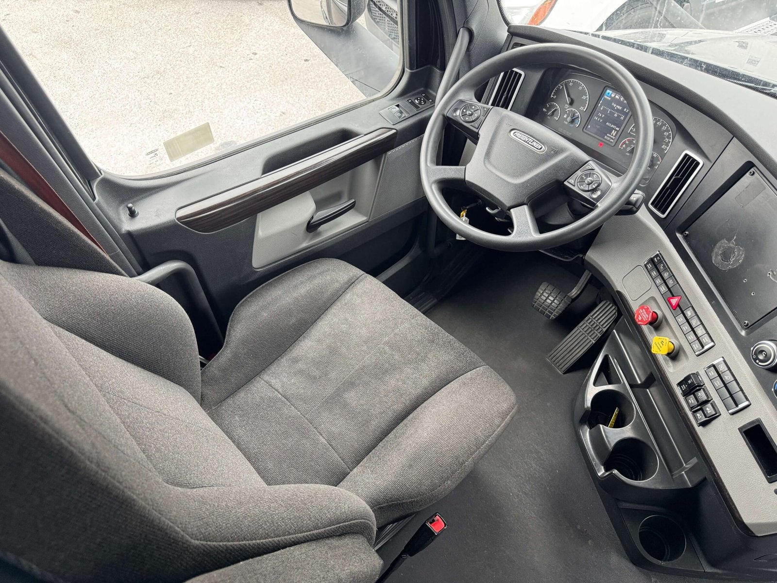 
								2022 Freightliner Cascadia full									