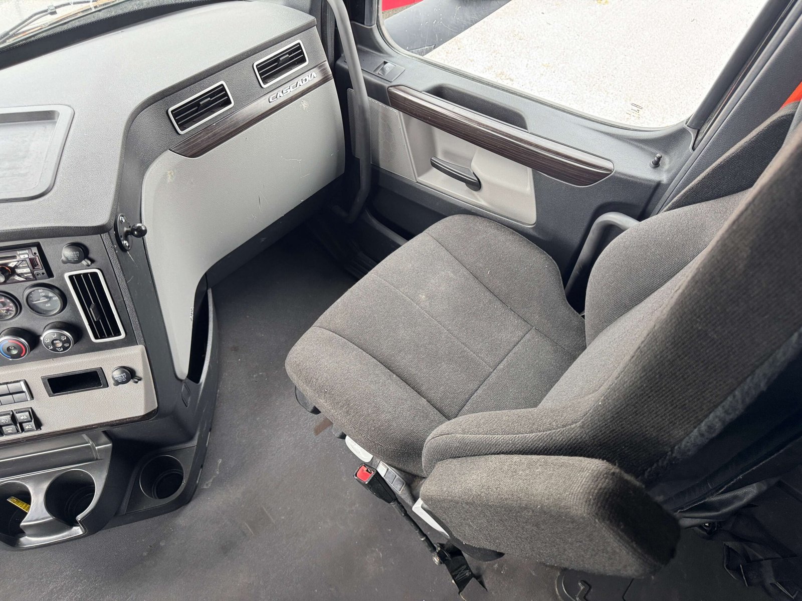 
								2022 Freightliner Cascadia full									