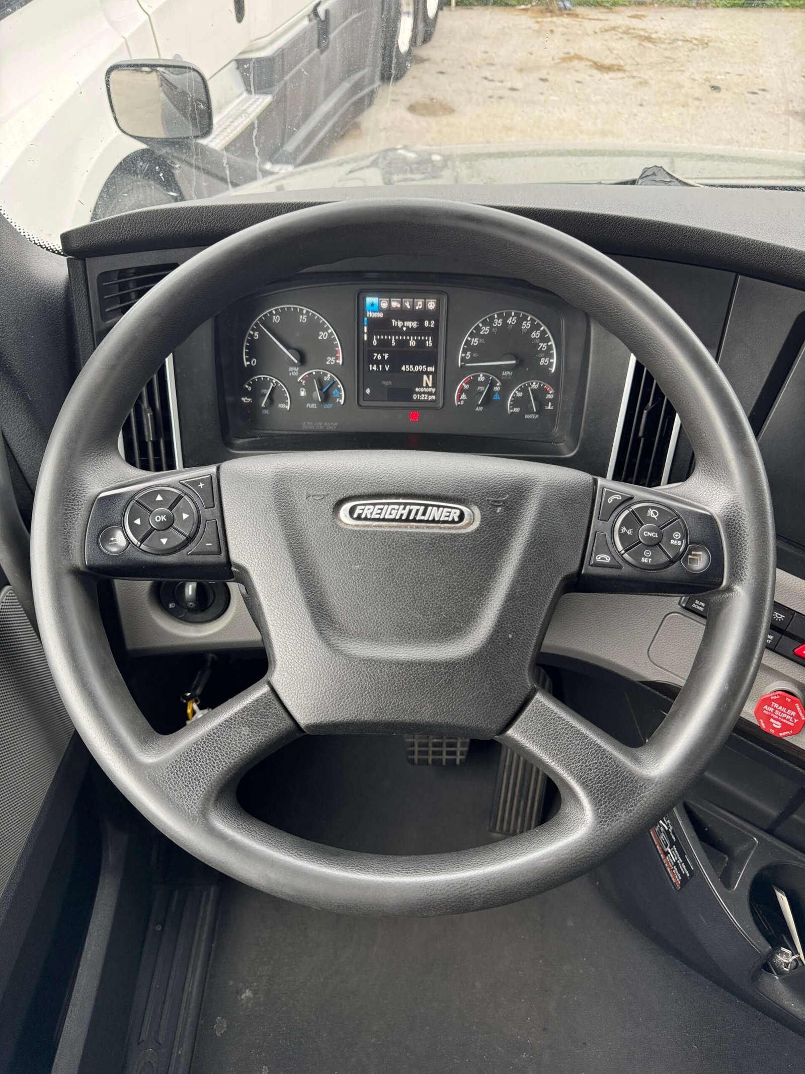 
								2022 Freightliner Cascadia full									