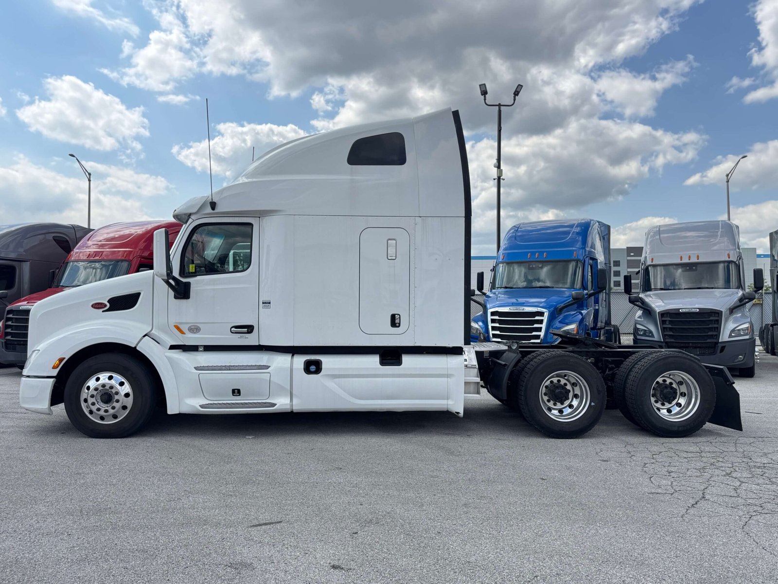 
								2022 Peterbilt 579 full									