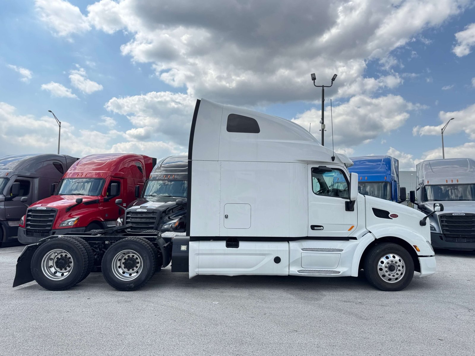 
								2022 Peterbilt 579 full									